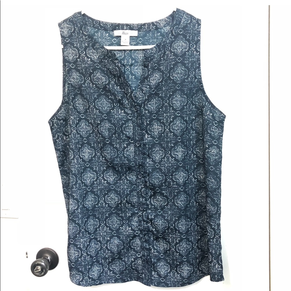 Bass sleeveless button down blouse